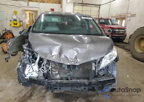 2017 Toyota Sienna Xle z USA, uszkodzony, nr VIN 5TDDZ3DC6HS162916